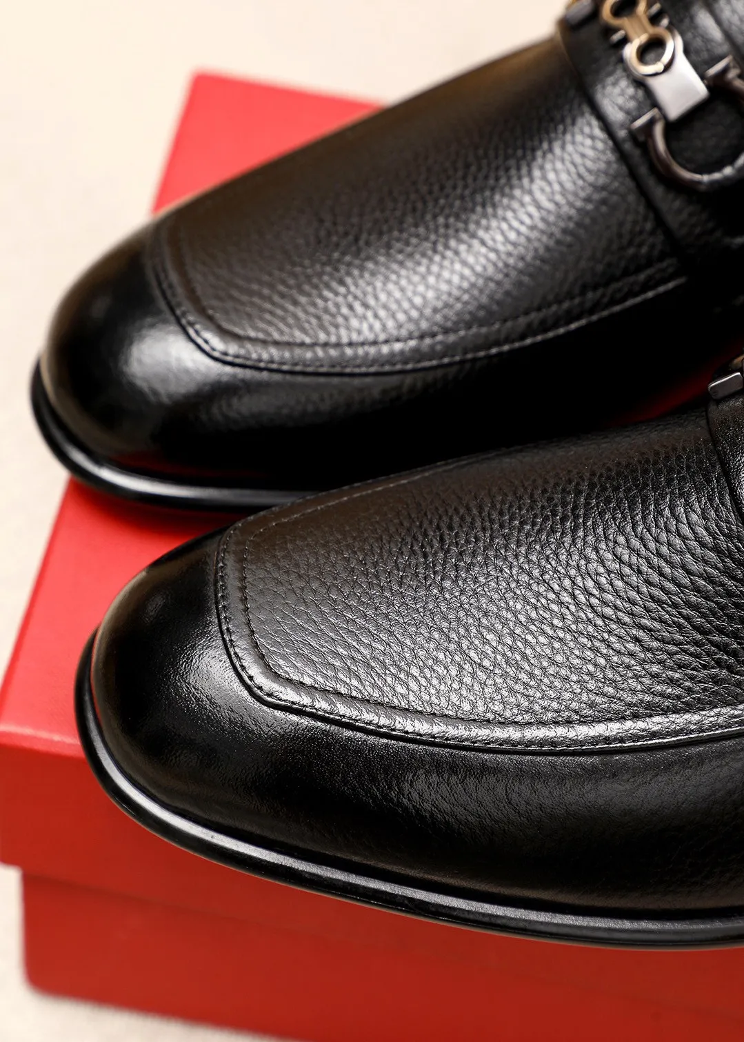 Men's shoes 💰462 💐 Product trademark: Ferragamo "Ferragamo" casual leather shoes Regular size: 38-44 (45.46.47🉑️Customized) Product materials: Selected imported pebbled cowhide upper + classic hardware buckle, imported water-dyed cow leather lining. Strong three-dimensional visual effect, original outsole color: 2 colors available